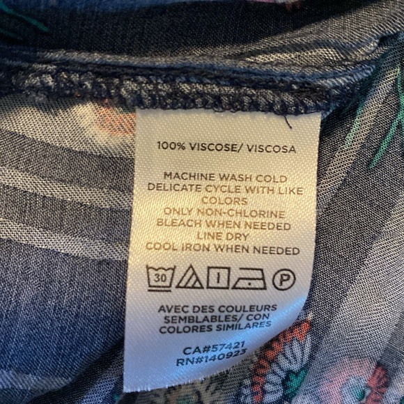 Loft floral split neck top. - Picture 7 of 8